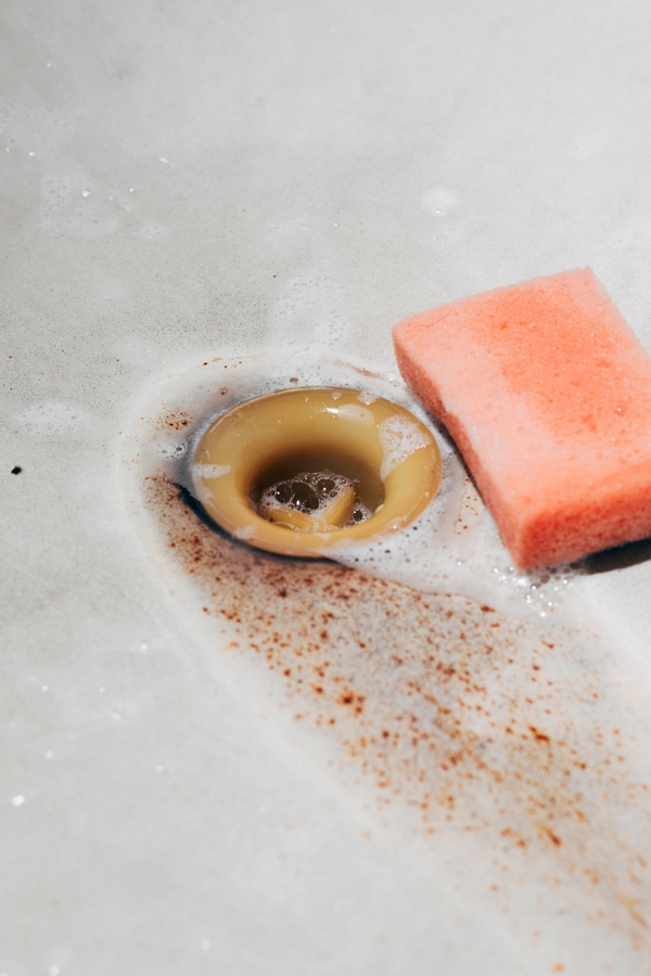Rust stains happen, and when they do there's no need to stress if you know how to get rid of them. So I'm sharing with my readers a DIY rust stain remover that is easy to make {and actually works}. You will definitely want to know this one!